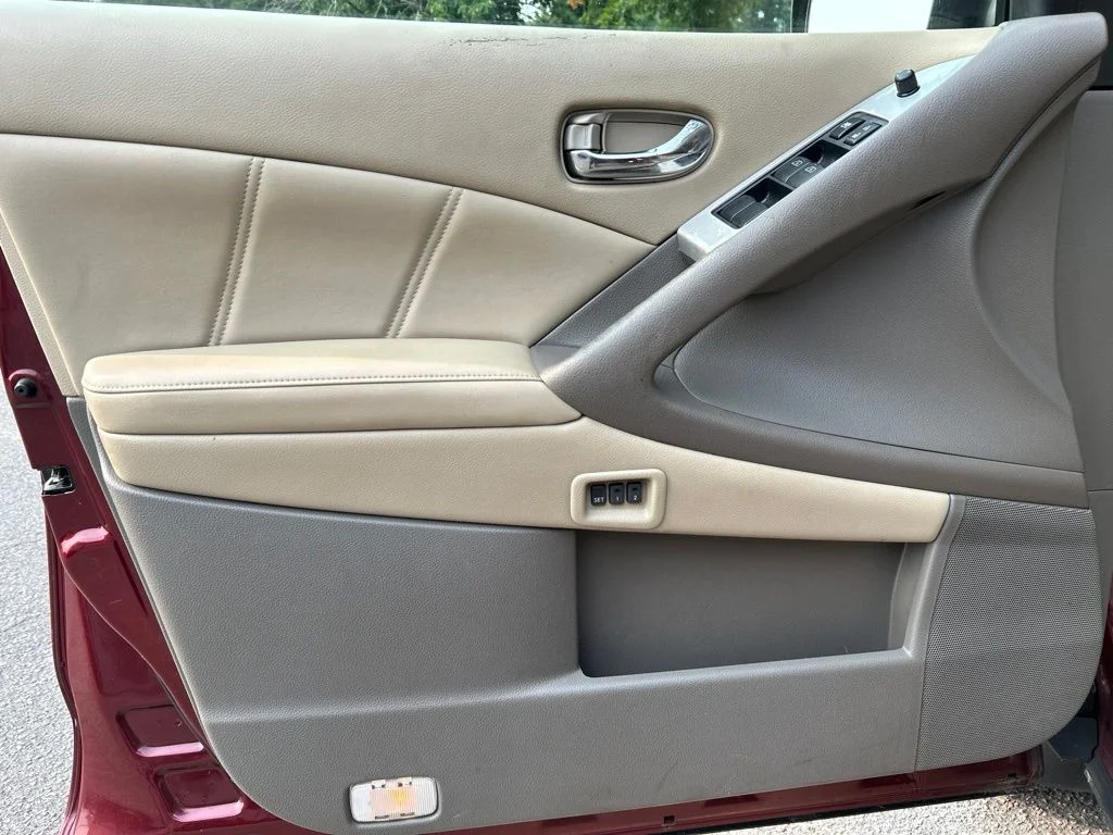 Used 2011 Red Nissan SL image 12