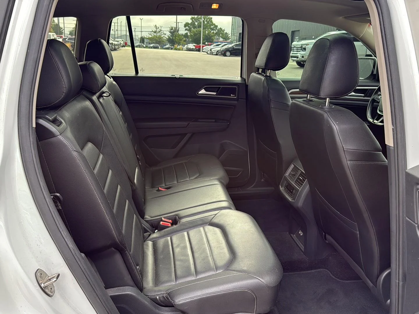 Used 2018 Pure White Volkswagen 3.6L V6 SEL Premium image 12