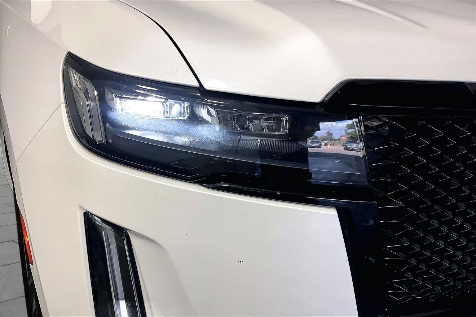 Used 2021 CRYSTAL WHITE TRICOAT Cadillac Sport image 27