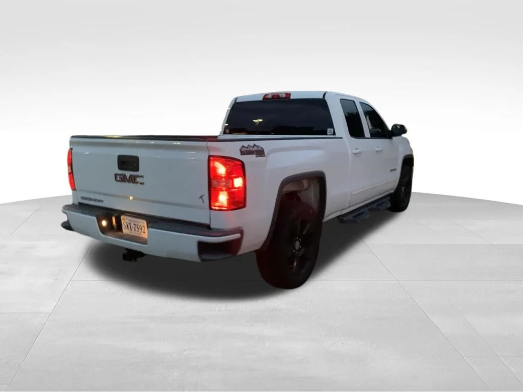 Used 2015 White GMC Base image 16
