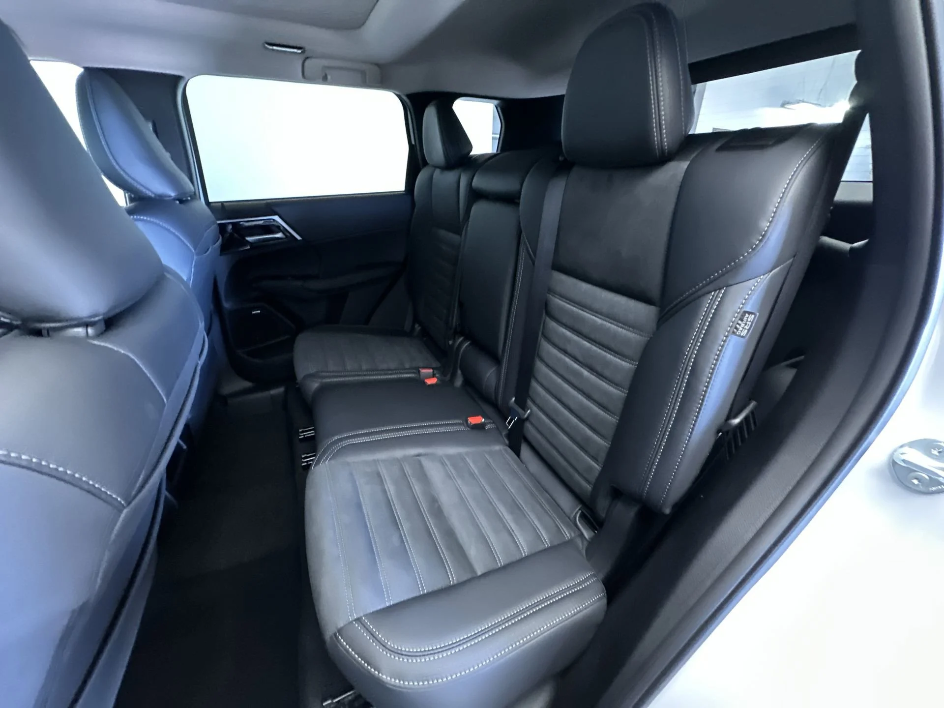 New 2026 White Diamond/Black Roof Mitsubishi Trail Edition image 23