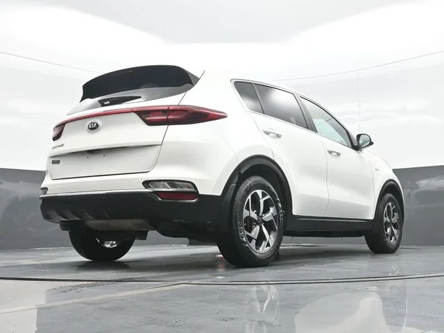 Used 2022 White Kia LX image 26