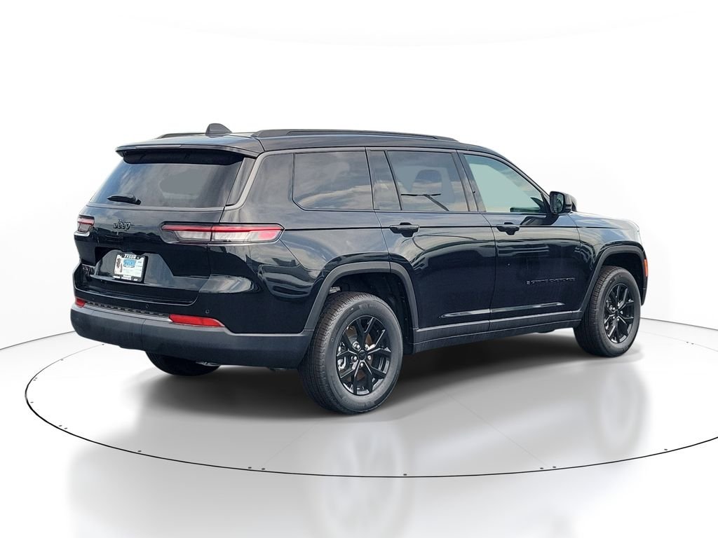 New 2026 Diamond Black Crystal Pearl-Coat Exterior Paint Jeep Altitude image 4