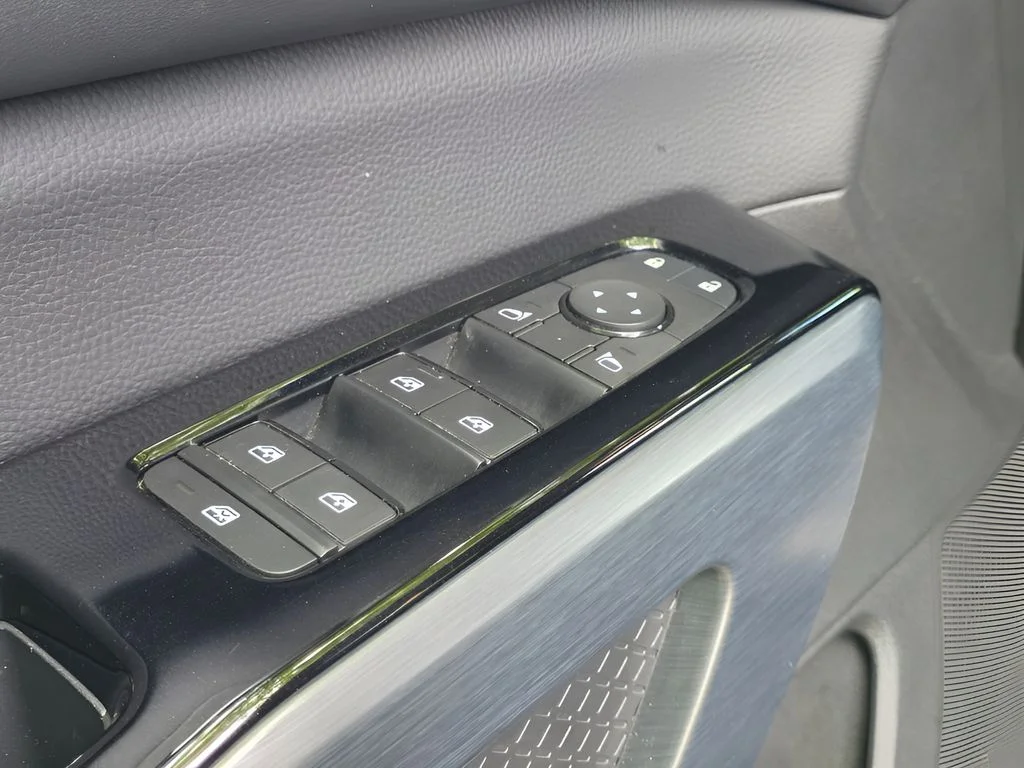 Used 2025 Super Black Nissan SL image 18