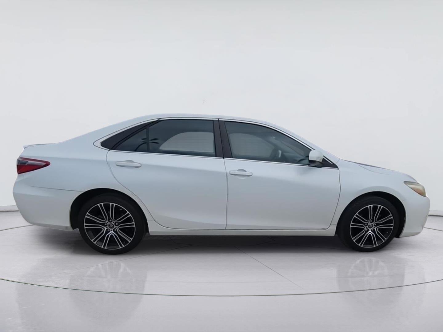 Used 2016 White Toyota XLE image 9