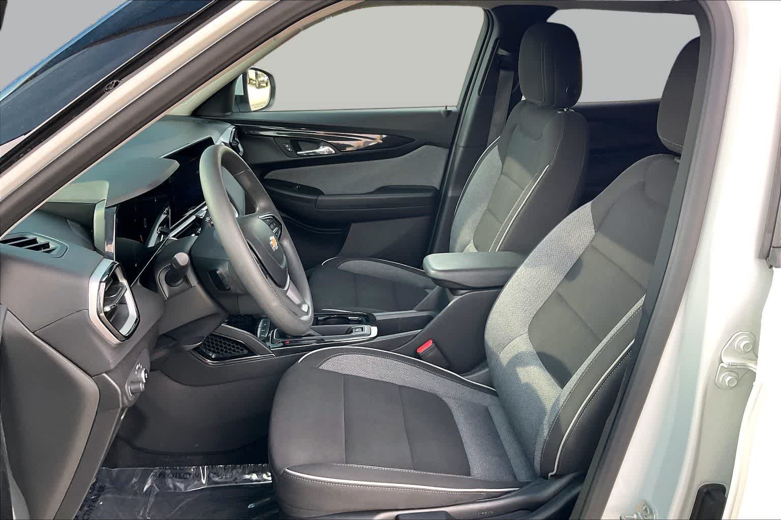 Used 2025 Summit White Chevrolet LT image 9