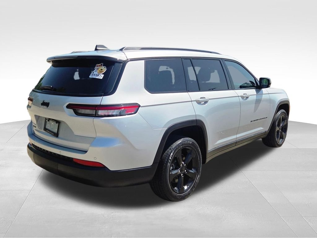 Used 2023 Silver Jeep Altitude image 7