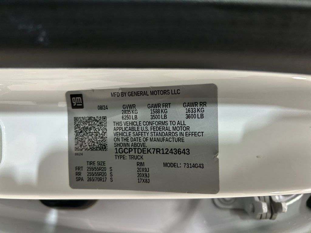 Used 2024 White Chevrolet Z71 image 18