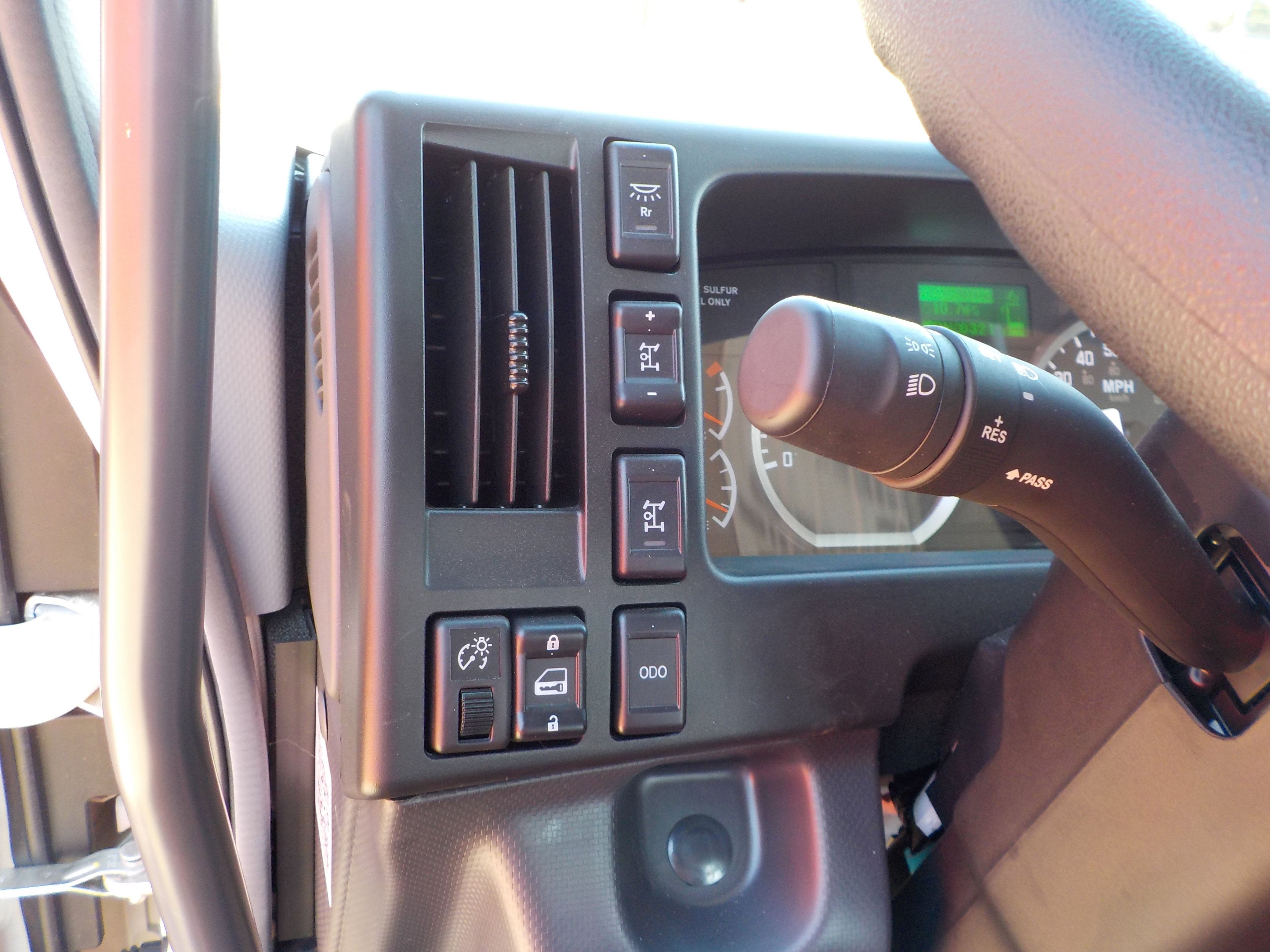 Used 2024 White ISUZU  image 7