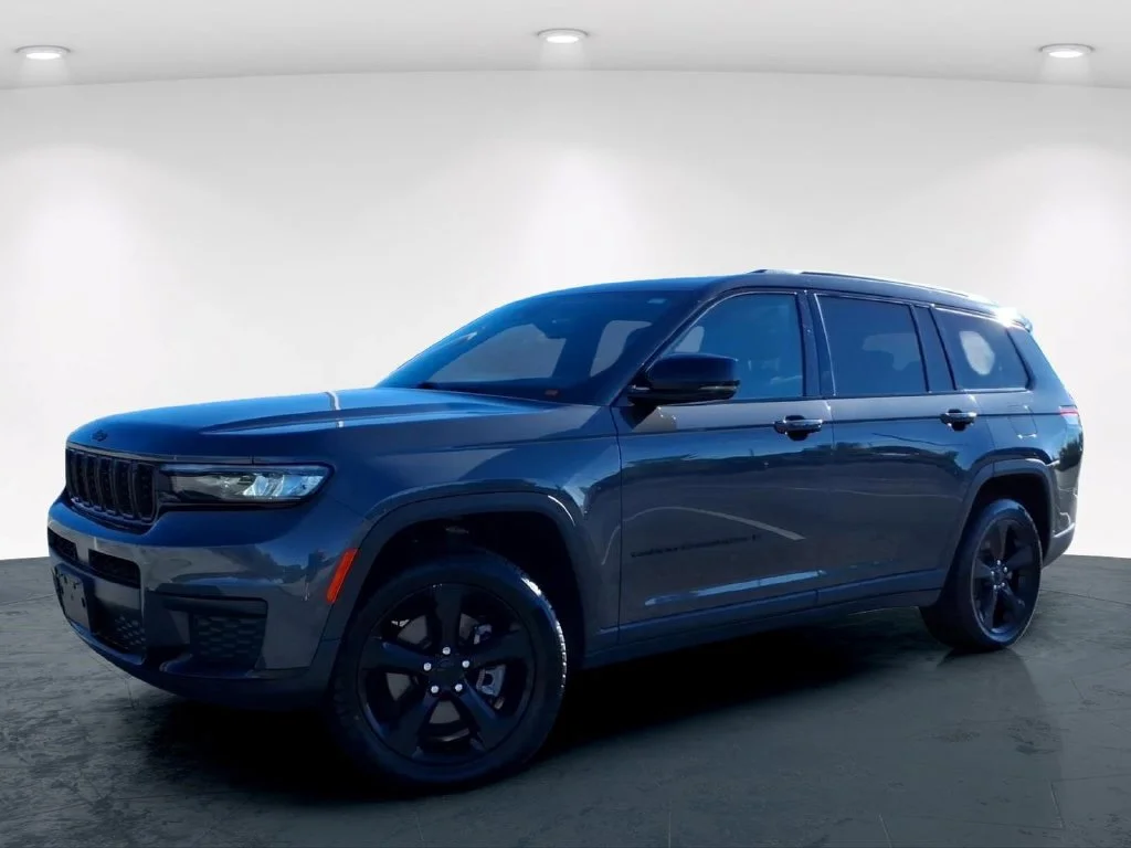 Used 2023 Gray Jeep Altitude image 2