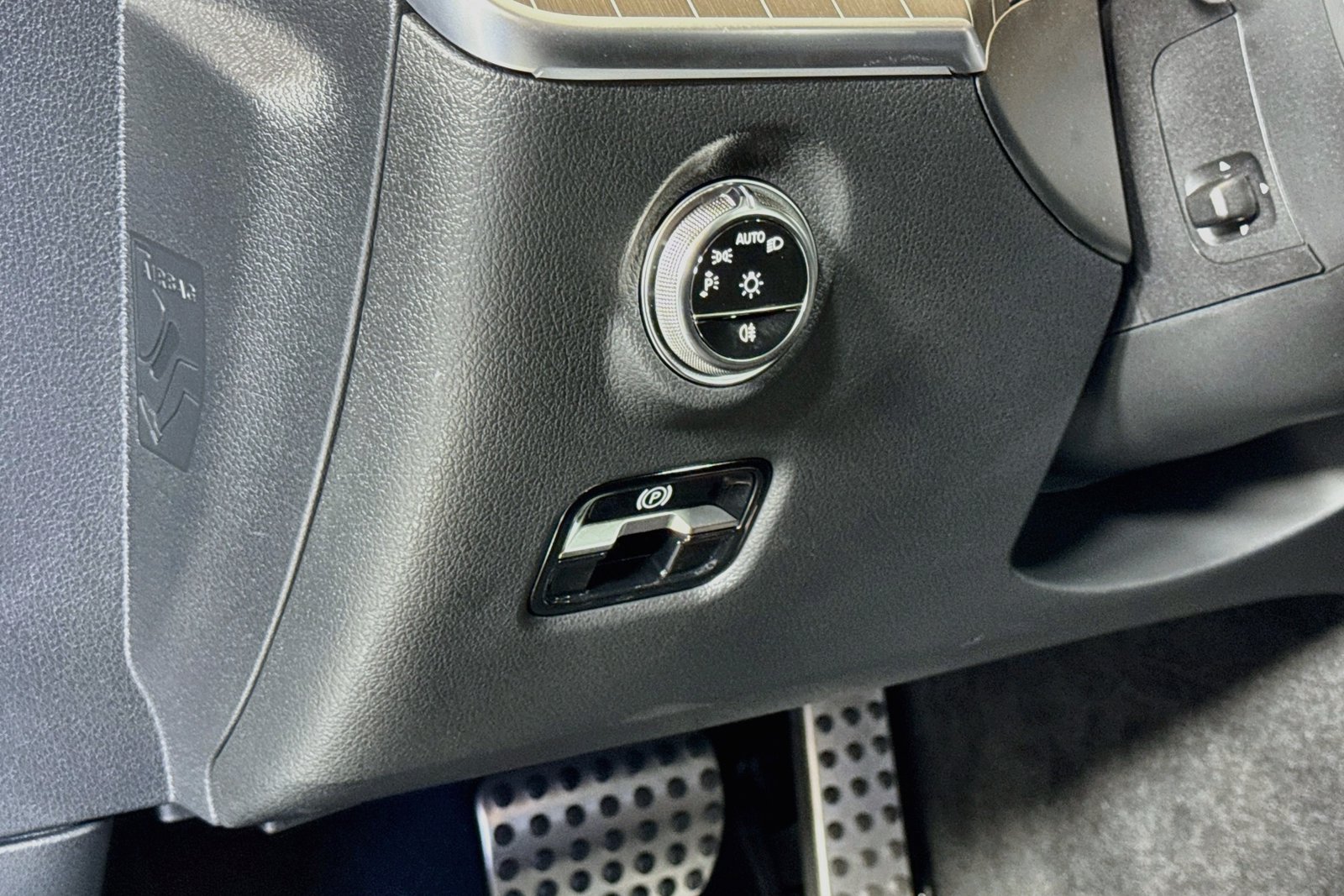 New 2026 Manufaktur Alpine Grey Mercedes-Benz C 300 image 10