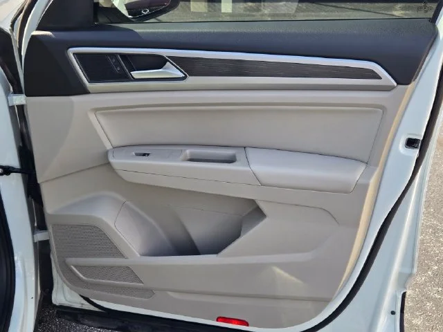 Used 2018 White Volkswagen 3.6L V6 SE image 4