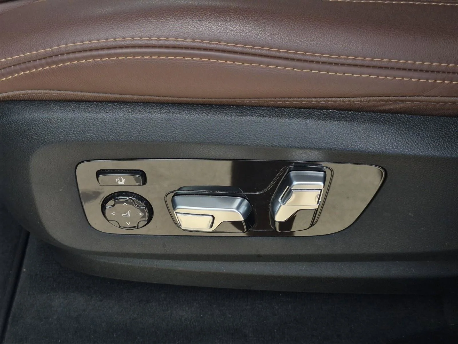 Certified Used 2024 Skyscraper Grey Metallic BMW M60i image 15