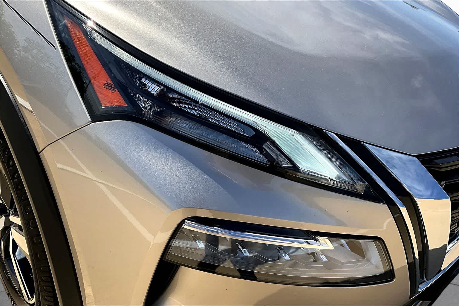 Used 2023 Champagne Silver Metallic Nissan SL image 27