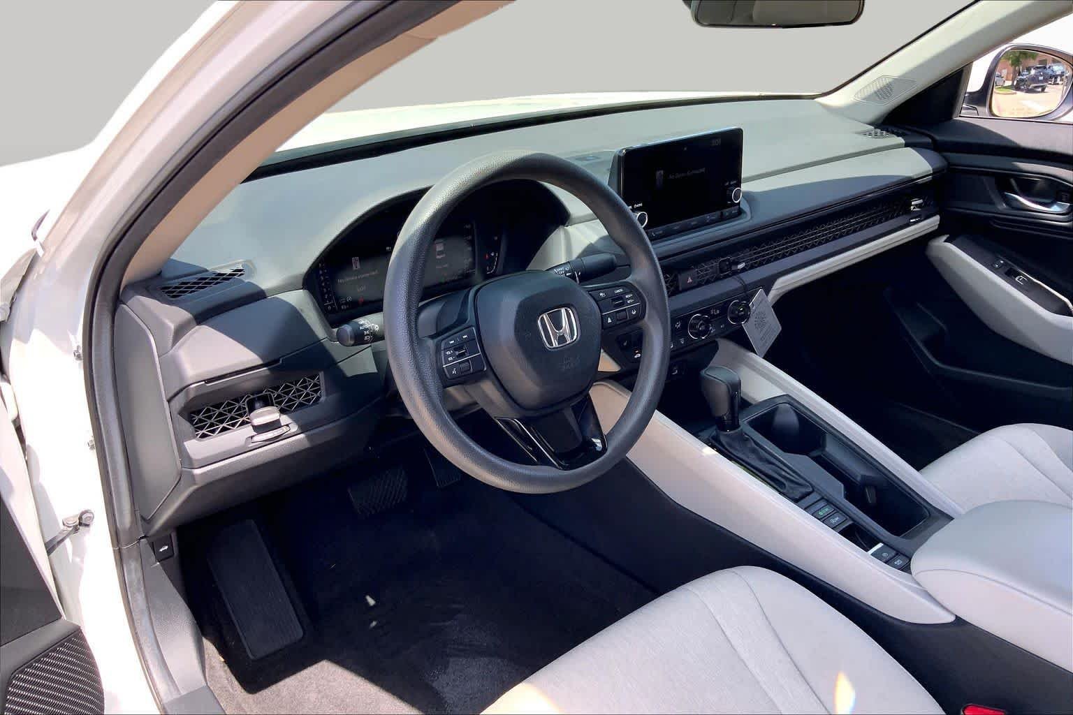 Used 2024 Platinum White Pearl Honda EX image 18