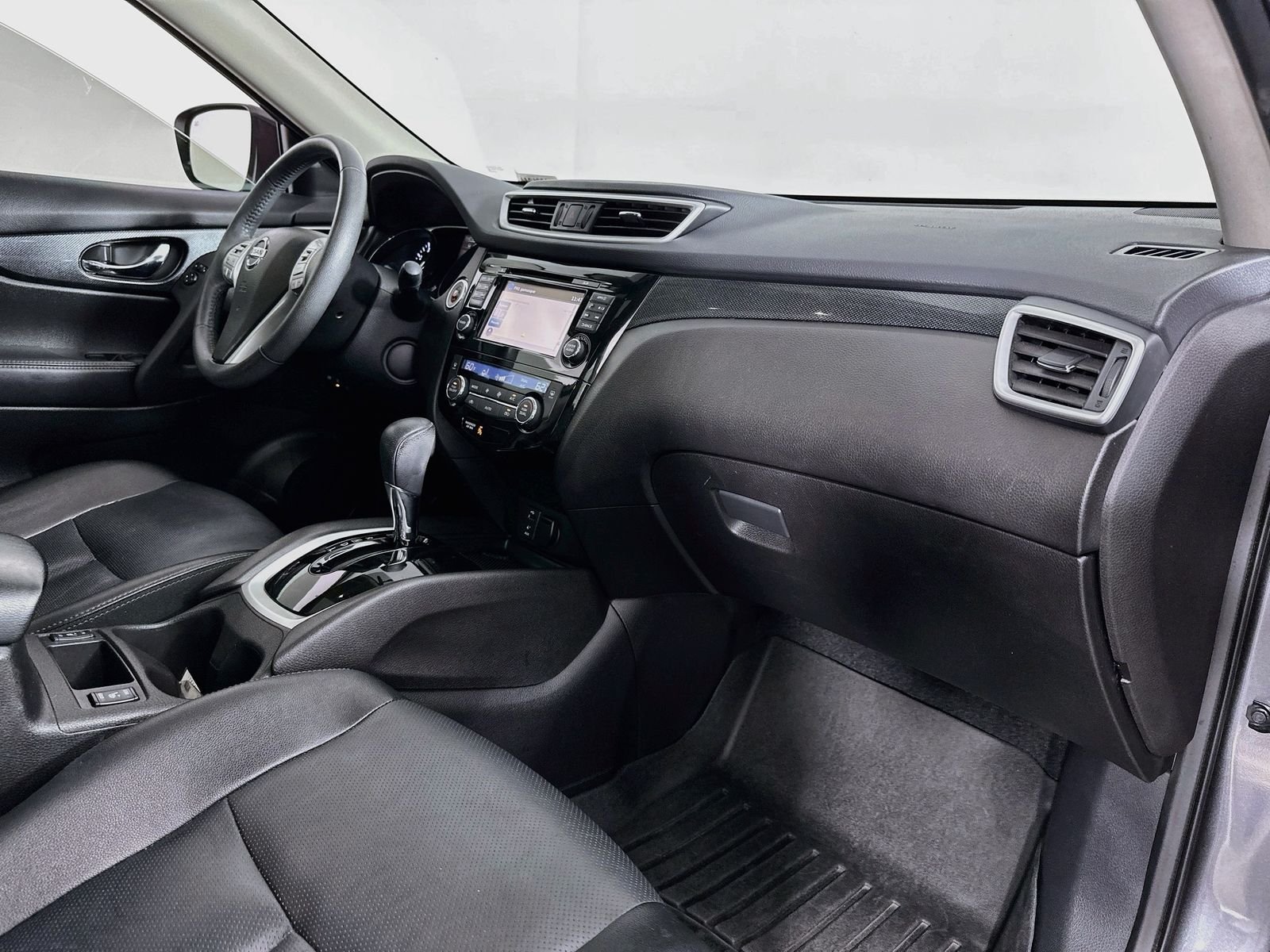 Used 2015 Gun Metallic Nissan SL image 31