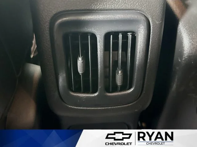 Used 2018 Silver Jeep Latitude image 24
