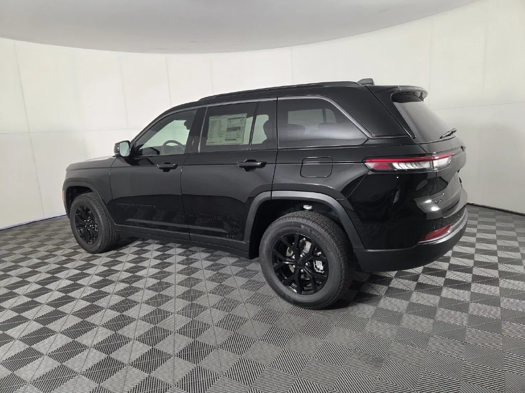 New 2026 Diamond Black Crystal Pearl-Coat Exterior Paint Jeep Laredo Altitude image 7