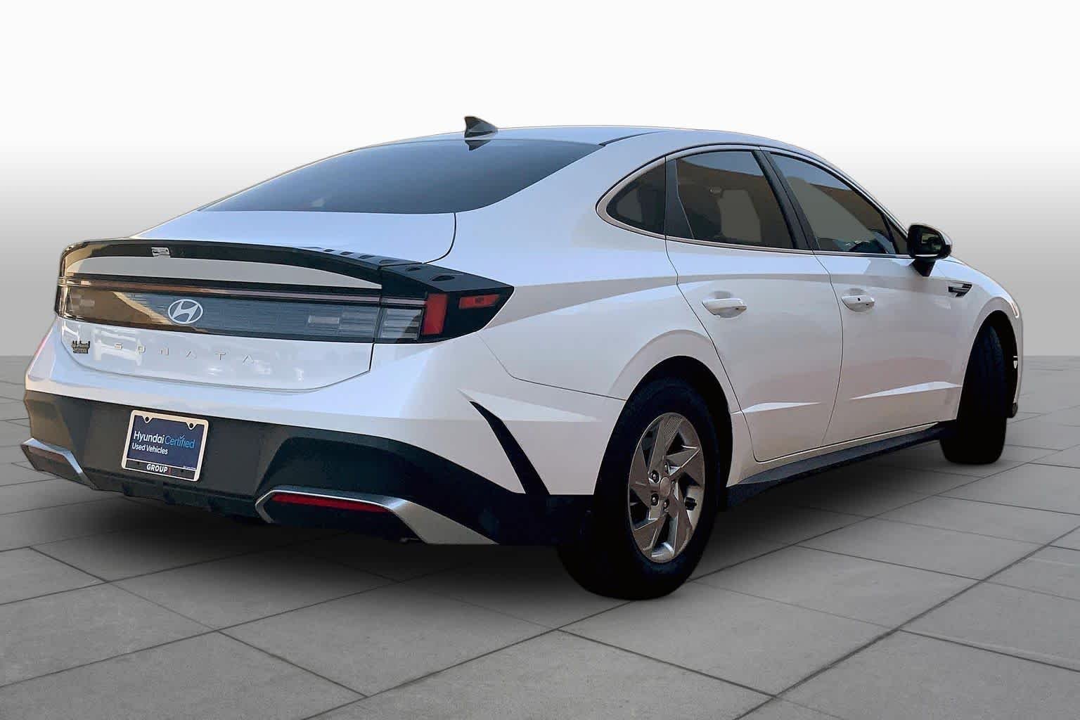 Used 2025 Serenity White Hyundai SE image 12