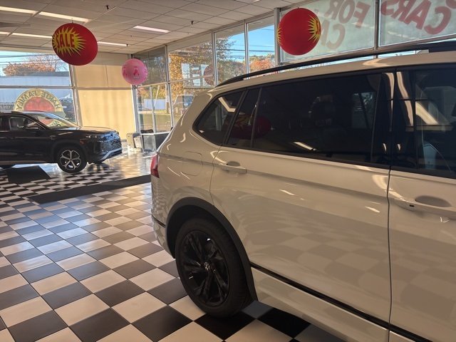 2023 Volkswagen Tiguan SE R-Line Black photo 2