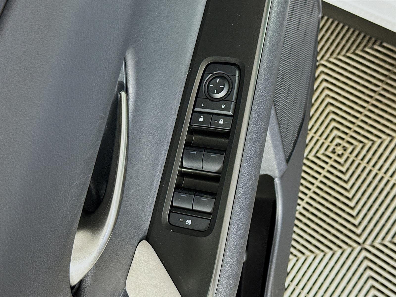 Used 2025 Ultra White Lexus UX 300h F SPORT Design image 19