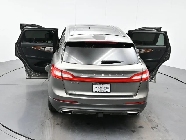 Used 2016 Luxe Metallic Lincoln Reserve image 44
