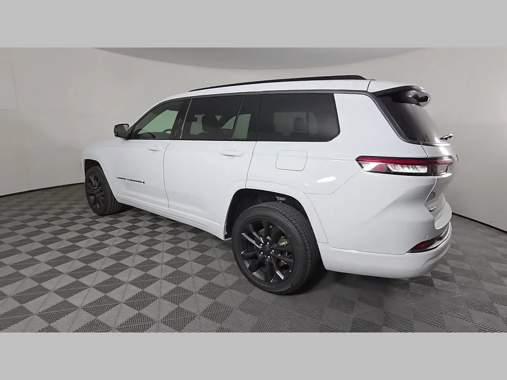 New 2026 Bright White Clear-Coat Exterior Paint Jeep Limited Reserve image 39