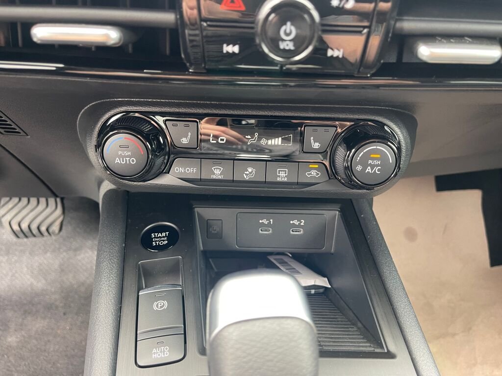 New 2026 Aspen White Tricoat/Super Black Nissan SV image 12