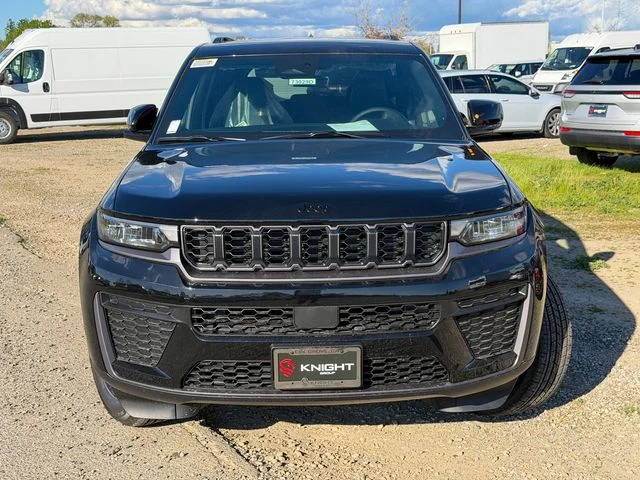 New 2026 Diamond Black Crystal Pearl-Coat Exterior Paint Jeep Altitude image 3