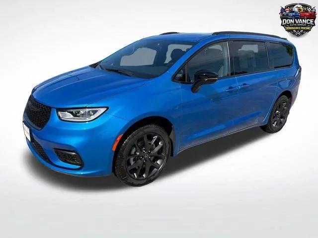 2026 Chrysler Pacifica Limited AWD's photo