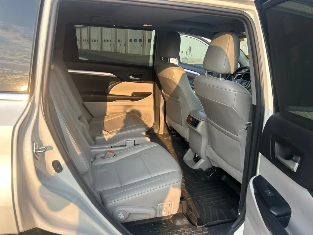 Used 2015 Blizzard Pearl Toyota XLE V6 image 14