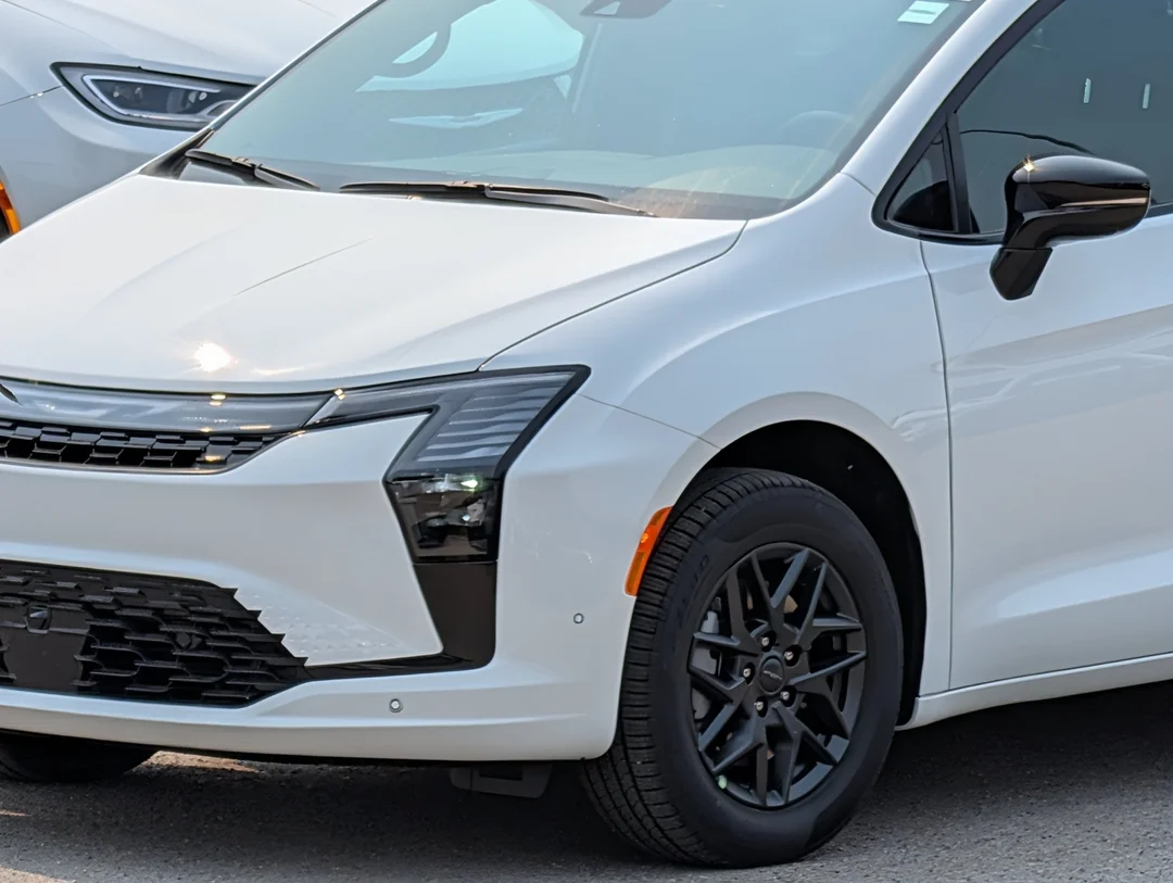 New 2027 White Chrysler Select - - AWD - 3.6L Pentastar V6 - Adaptive Cruise Control - Blind Spot Monitor & More! image 10