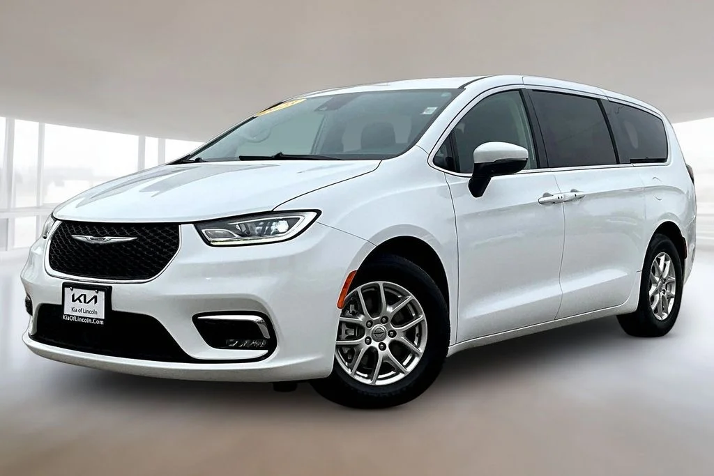 2023 Chrysler Pacifica Touring L's photo