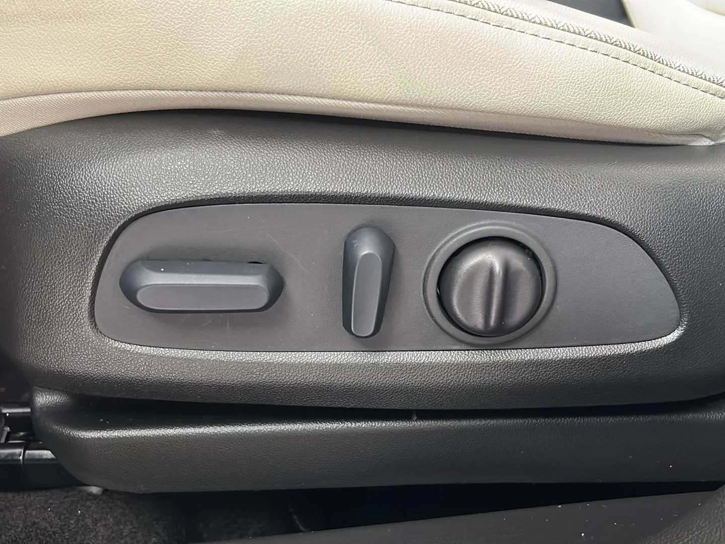Used 2023 Summit White Buick Select image 17