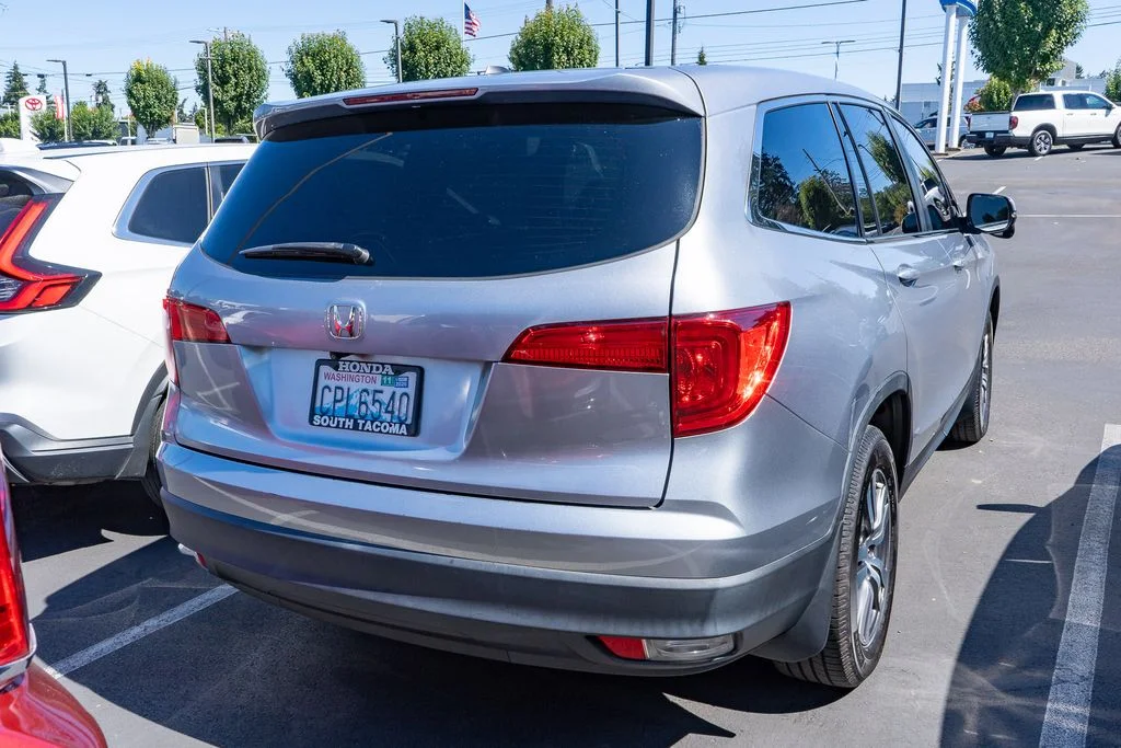 Certified Used 2017 Lunar Silver Metallic Honda EX image 4
