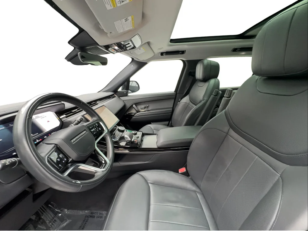 Used 2023 White Land Rover SE image 22
