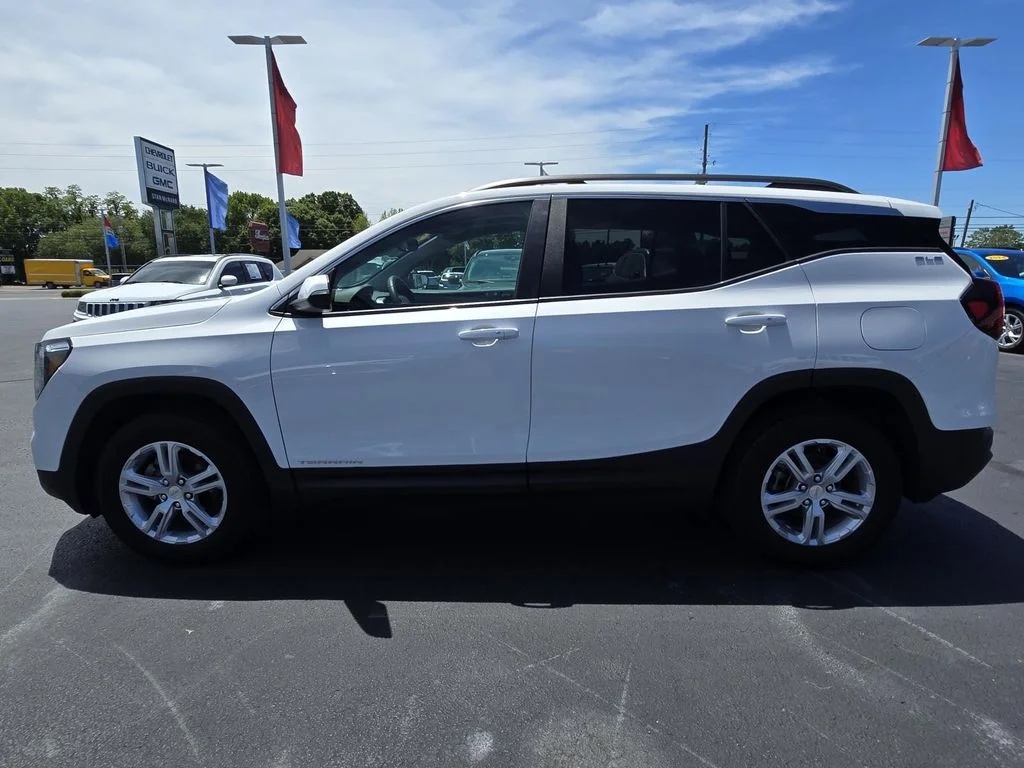 Used 2023 Summit White GMC SLE image 4