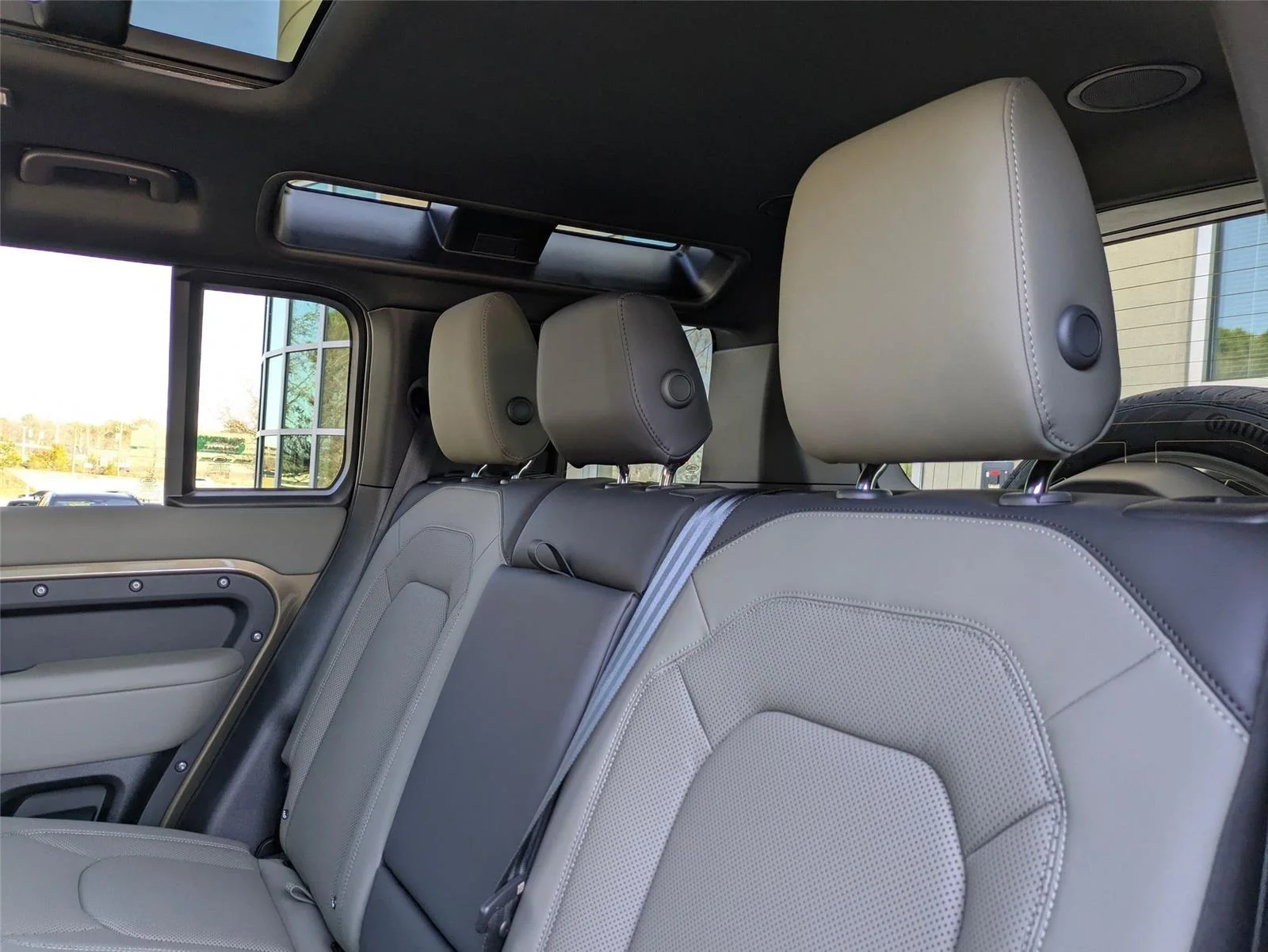 Used 2026 Gondwana Stone Metallic Land Rover X-Dynamic SE image 28