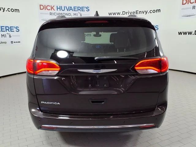 Used 2018 Red Chrysler Touring L Plus image 5