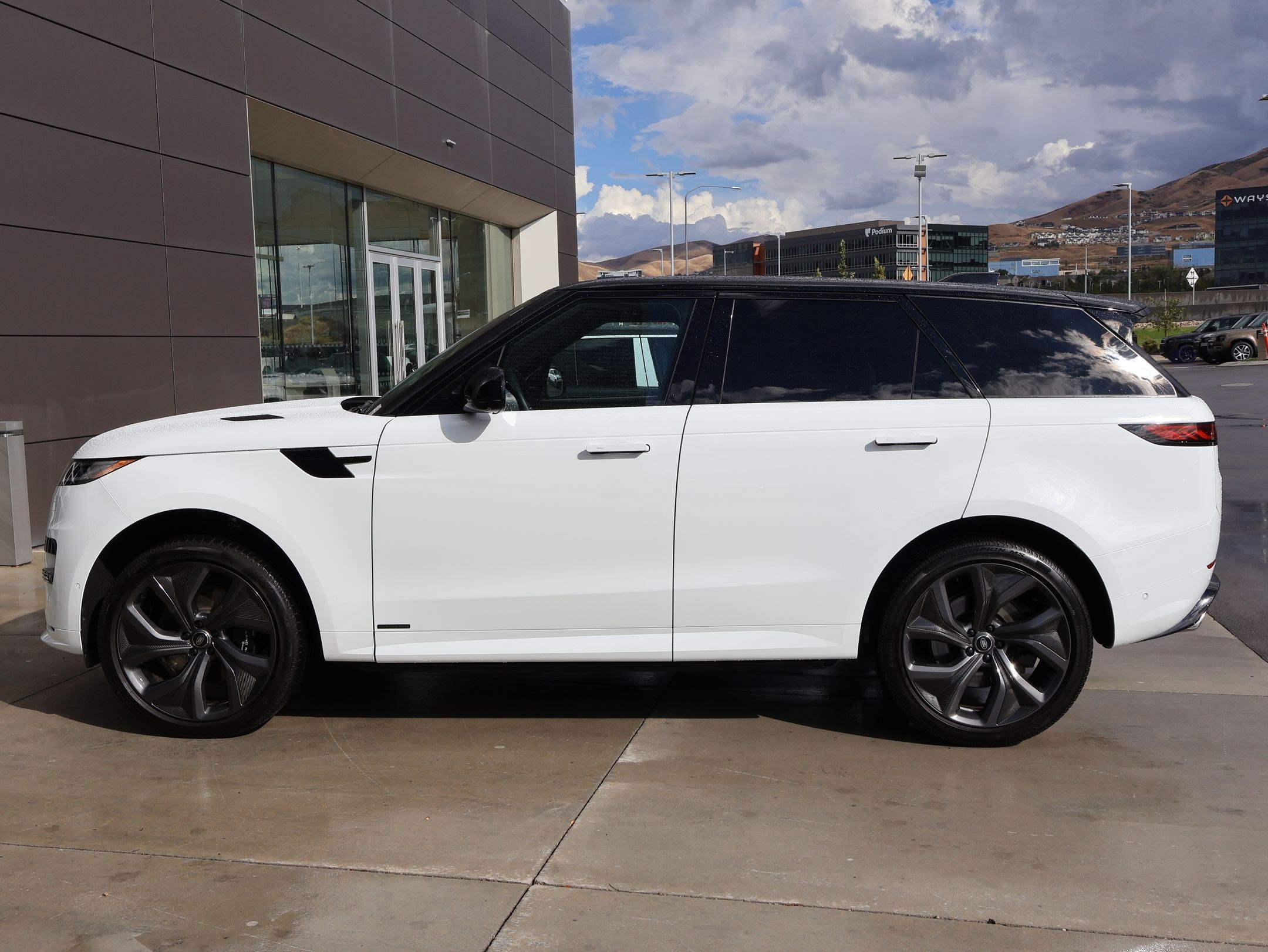 Certified Used 2025 Fuji White Land Rover Autobiography image 9