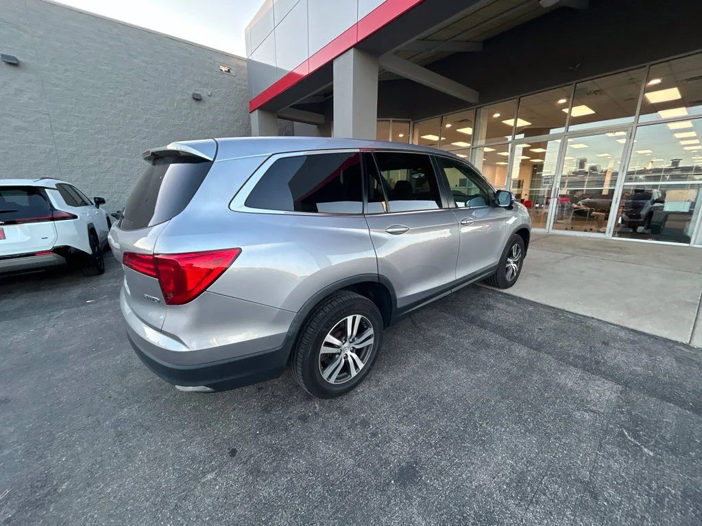 Used 2017  Honda EX-L image 6