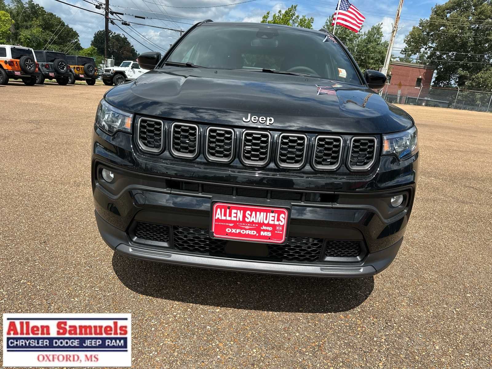 New 2026 Diamond Black Crystal Pearl-Coat Exterior Paint Jeep Latitude image 8
