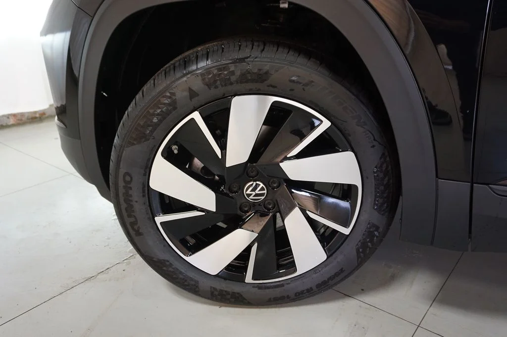New 2026 Deep Black Volkswagen 2.0T SE w/Technology image 31