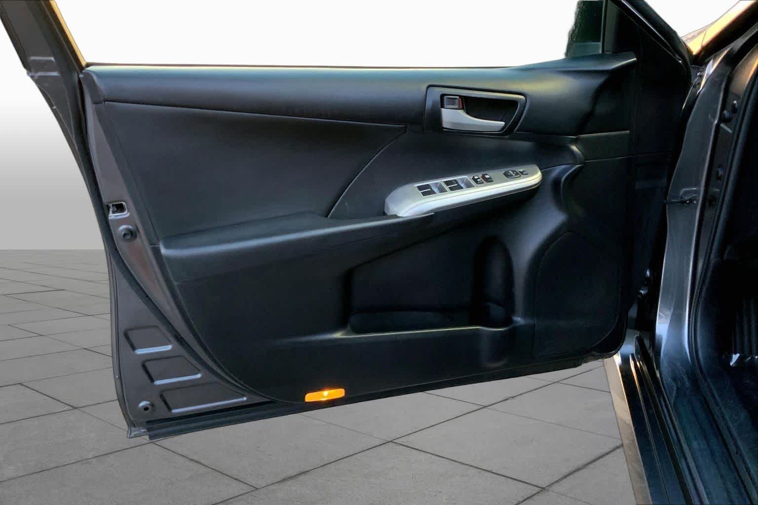 Used 2014 Magnetic Gray Metallic Toyota SE image 18