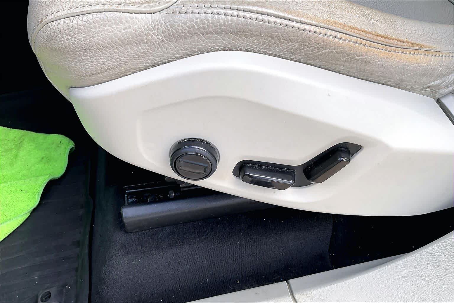Used 2019 Crystal White Pearl Metallic Volvo Momentum image 31