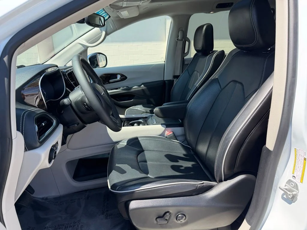 Used 2023 White Chrysler Limited image 11