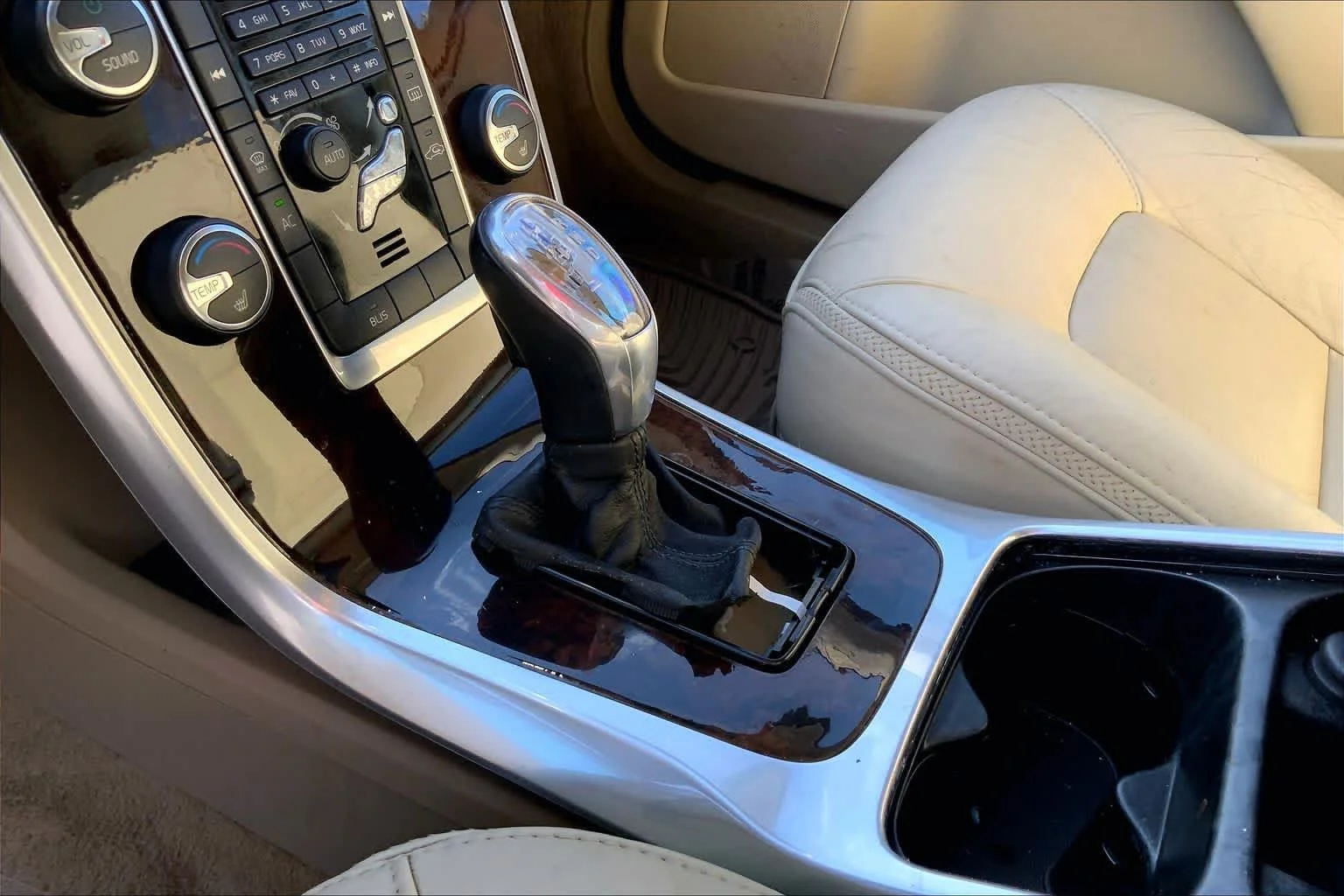 Used 2013 Twilight Bronze Metallic Volvo 3.2L image 15