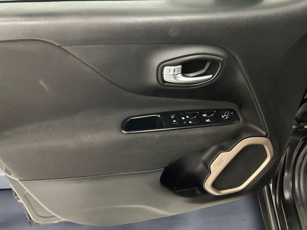 Used 2017 Black Jeep Latitude image 12