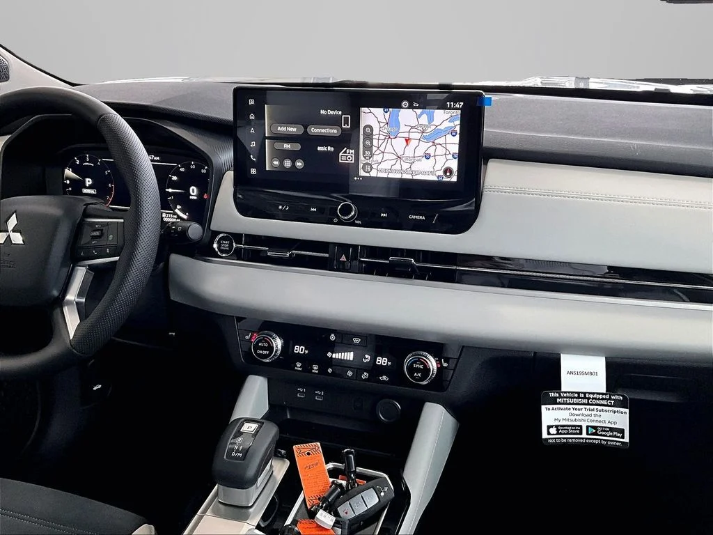 2026 Mitsubishi Outlander SE | CarEdge | CarEdge