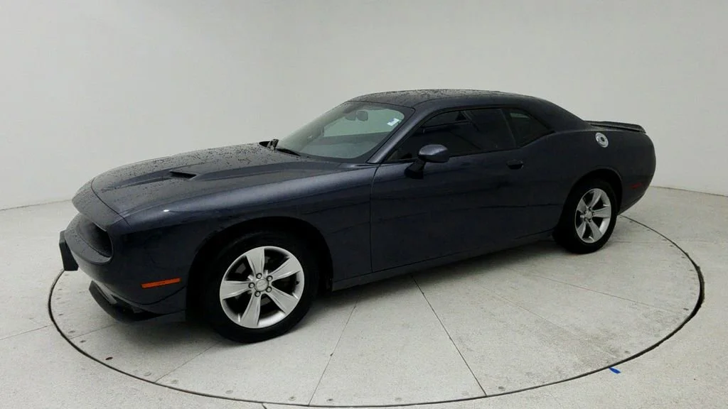Used 2019 Gray Dodge SXT image 4